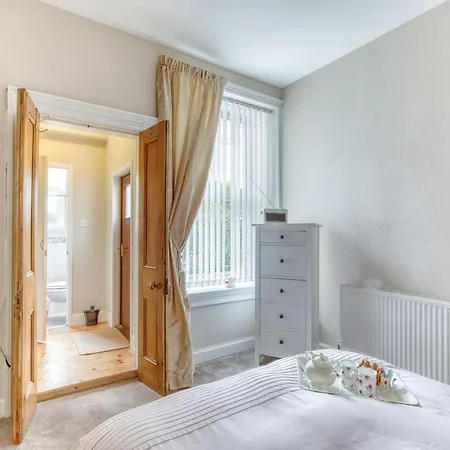 Daire Kenmure With Garden & Parking *