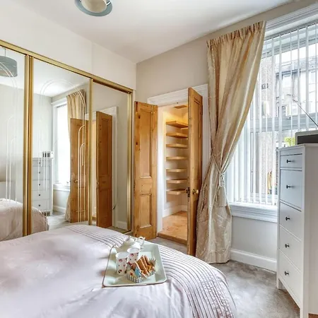 Kenmure With Garden & Parking * Edinburgh