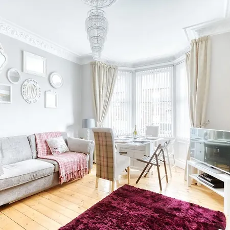 Kenmure With Garden & Parking Apartment