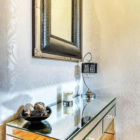 Kenmure With Garden & Parking Apartment