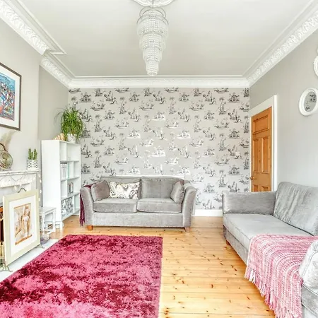 Kenmure With Garden & Parking *