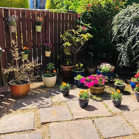Kenmure With Garden & Parking *