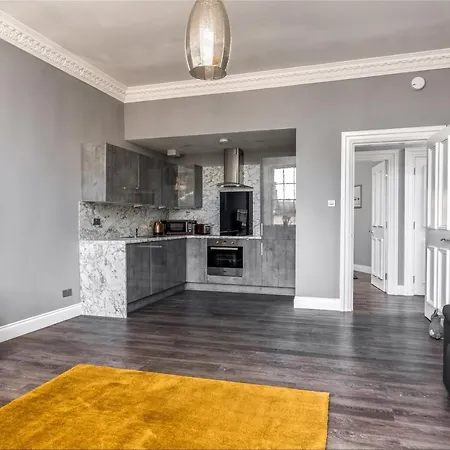 Spacious Newly Refurbished *