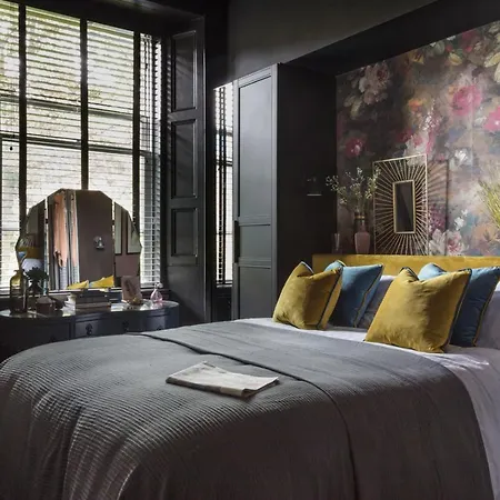 Luxury Boutique In Fashionable Stockbridge 5* *