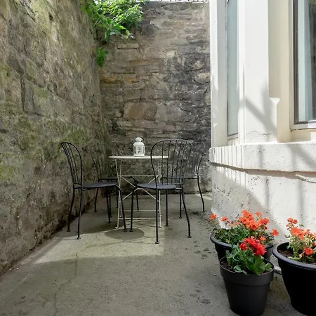 Spacious, Stylish 2 Bedroom East New Town Daire