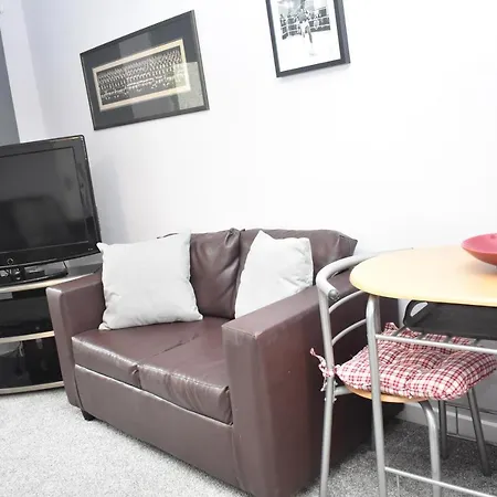 2br Ground Floor Flat 30 Min To City +parking Apartamento