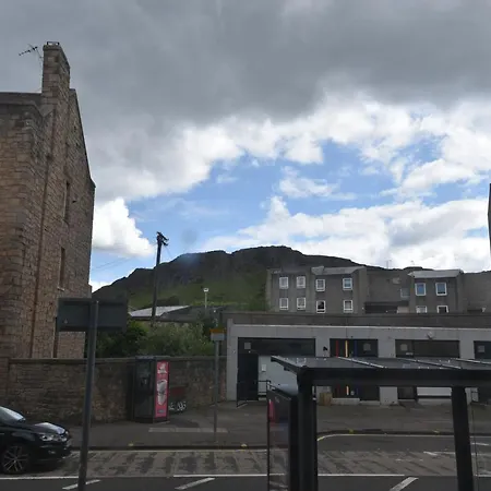 Pleasance Ground Floor Main Door Access エディンバラ