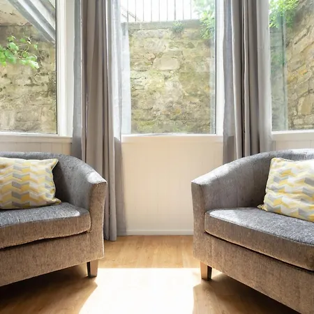 Spacious, Stylish 2 Bedroom East New Town 公寓