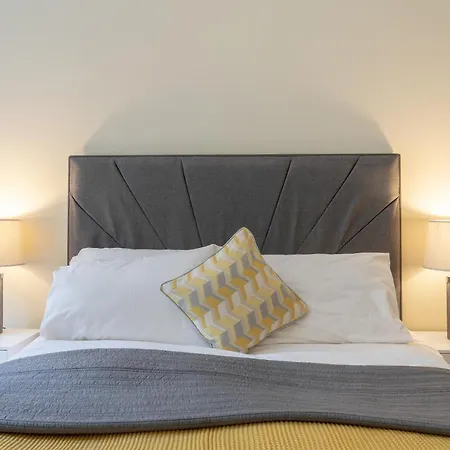 Spacious, Stylish 2 Bedroom East New Town Daire *