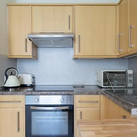 Spacious, Stylish 2 Bedroom East New Town