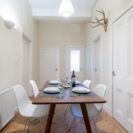 Spacious, Stylish 2 Bedroom East New Town *