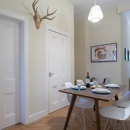 Spacious, Stylish 2 Bedroom East New Town