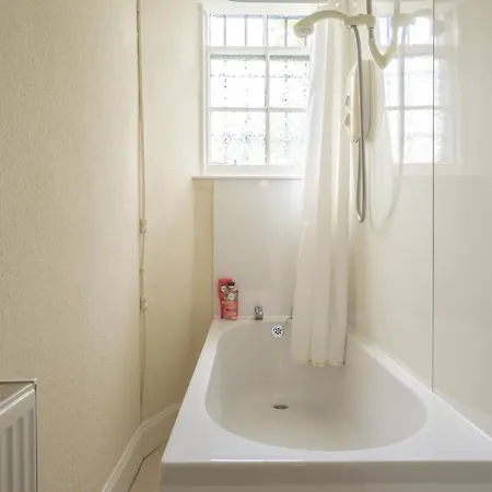 Spacious, Stylish 2 Bedroom East New Town * 爱丁堡