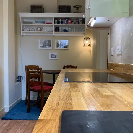 18th Century Royal Mile Retreat شقة
