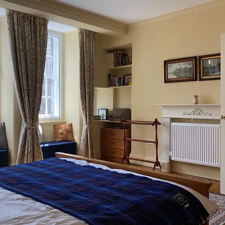 18th Century Royal Mile Retreat Apartment Edinburgh