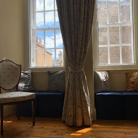 Apartment 18th Century Royal Mile Retreat