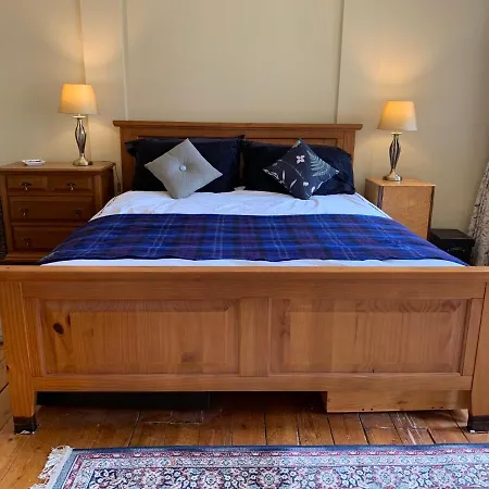 18th Century Royal Mile Retreat شقة