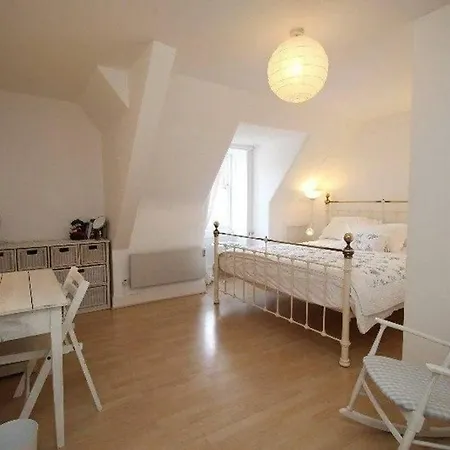 Historic Royal Mile Penthouse With Lift *