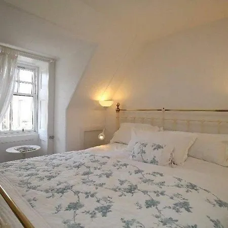 Historic Royal Mile Penthouse With Lift *