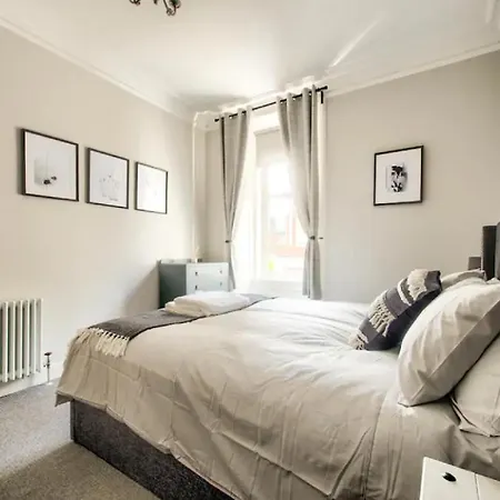 Stylish & Modern 2br With Free Parking Apartment