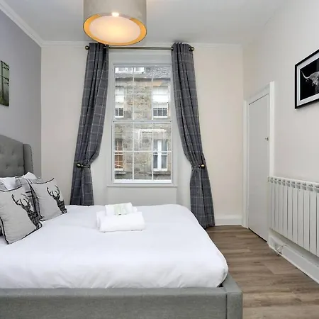 Modern For 4 In Vibrant New Town Apartment Edinburgh