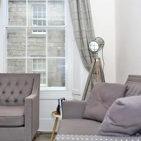 Modern For 4 In Vibrant New Town Apartment *