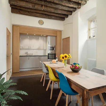 Апартаменты The King's Chamber Stunning Apartment, Royal Mile Close To Castle
