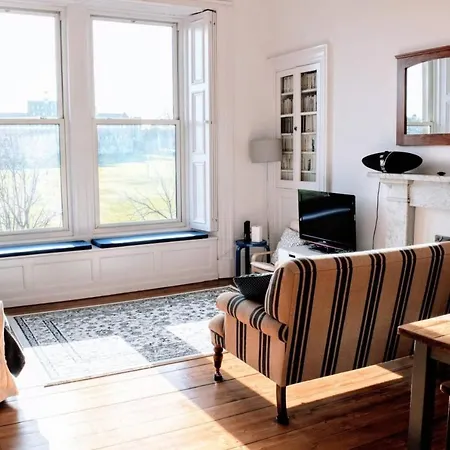 3 Bedroom Flat Overlooking The Meadows Sleeps 5 * Edynburg