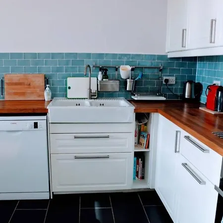3 Bedroom Flat Overlooking The Meadows Sleeps 5 *