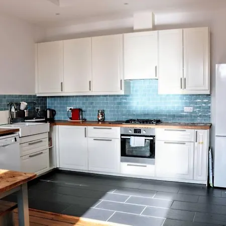 3 Bedroom Flat Overlooking The Meadows Sleeps 5 *