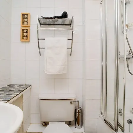 Charming In Great Location דירה
