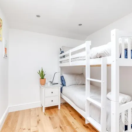 Bright 3 Bed Flat With Pool & Parking Lägenhet