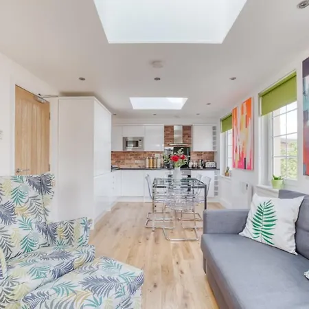 Bright 3 Bed Flat With Pool & Parking *