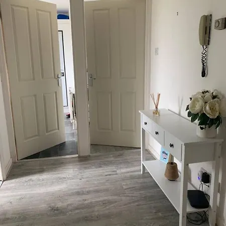 Lovely Spacious 2 Bedroom Flat By The Meadows Appartement *