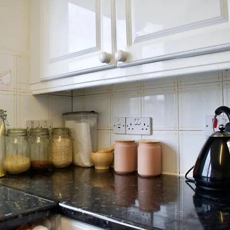 Lovely Spacious 2 Bedroom Flat By The Meadows Appartement *
