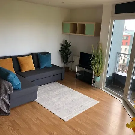 Luxury Lower Penthouse Just 10 Mins From City Centre *