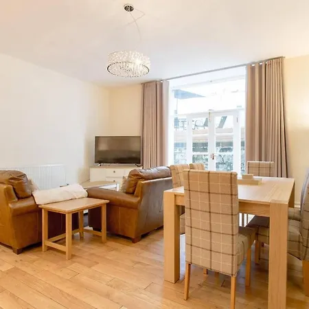 Bright And Spacious 3br In Affluent West End Διαμέρισμα