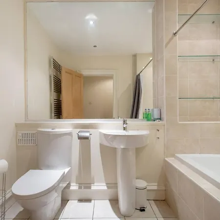 Διαμέρισμα Bright And Spacious 3br In Affluent West End *