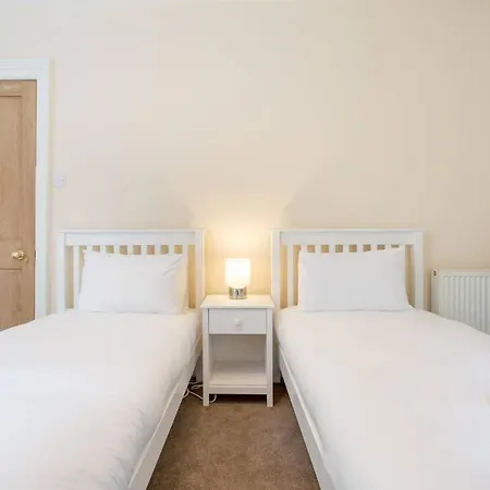 Bright And Spacious 3br In Affluent West End Apartment *