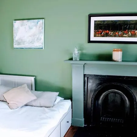 3 Bedroom Flat Overlooking The Meadows Sleeps 5 *