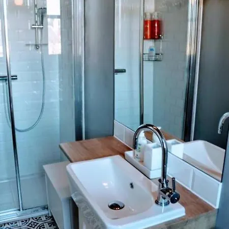 3 Bedroom Flat Overlooking The Meadows Sleeps 5