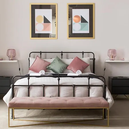 Beautifully Curated In Edinburgh's West End Appartement