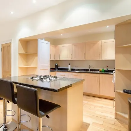 Bright And Spacious 3br In Affluent West End
