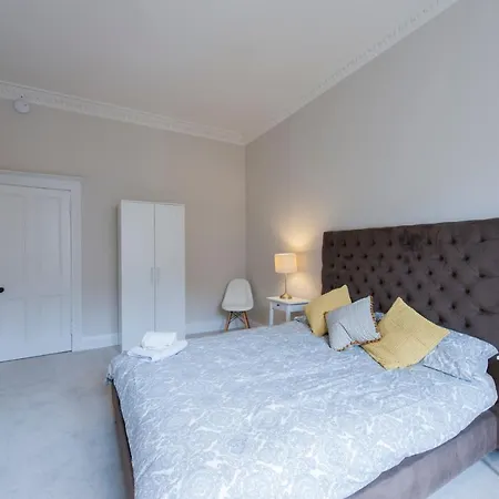 Arden Street Apartment *