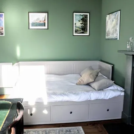 3 Bedroom Flat Overlooking The Meadows Sleeps 5 * Edinburgh