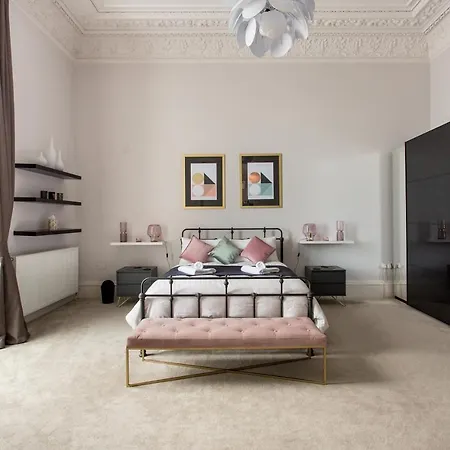 Apartment Beautifully Curated In Edinburgh's West End *