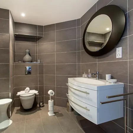 Beautifully Curated In Edinburgh's West End Appartement
