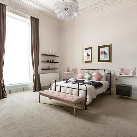 Beautifully Curated In Edinburgh's West End Appartement *