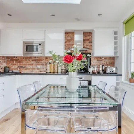 Central Bright 3 Bed Flat With Parking شقة *