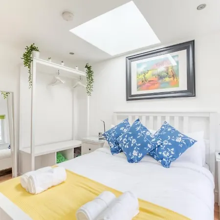 Central Bright 3 Bed Flat With Parking *